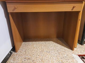 Scrivania con cassettiera