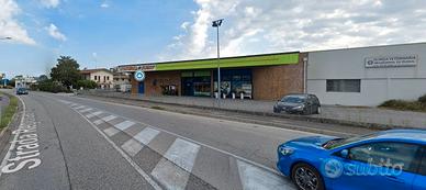 Locale commerciale fronte strada 350 mq