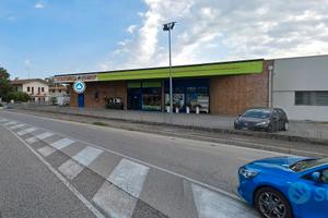 Locale commerciale fronte strada 350 mq