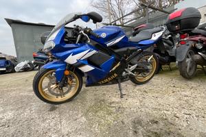 MOTO YAMAHA TZR 50 CON MOTORE MONOCILINDRICO A 2 T