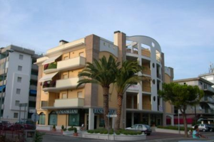 Elegante trilocale con box. Annuale o 4+4