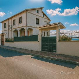 Trivano con tripla esposizione terrazza a livello