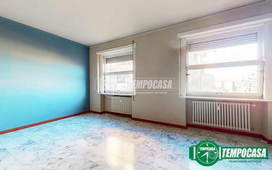 QUADRILOCALE CON DOPPI SERVIZI SUL VIALE SAFFI!!