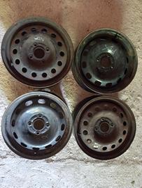 Cerchi in ferro Ford da 15" a 4 fori + borchie