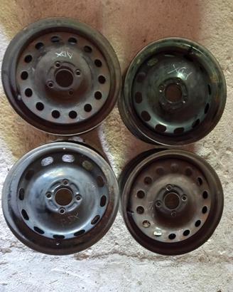 Cerchi in ferro Ford da 15" a 4 fori + borchie