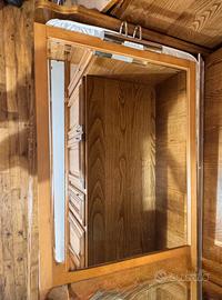Specchio con cornice in legno e faretti integrati