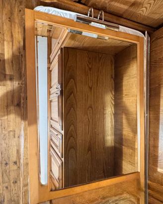 Specchio con cornice in legno e faretti integrati