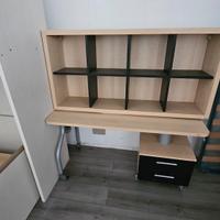 scrivania con libreria