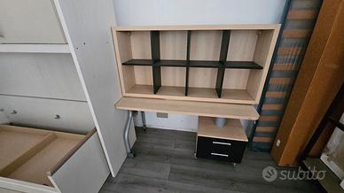 scrivania con libreria