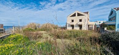 Rodia, Villa con giardino fronte mare