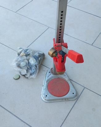 tappa bottiglie a mano