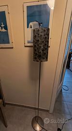 Lampada da terra con paralume floreale