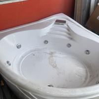 Vasca ad angolo. idromassaggio