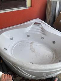 Vasca ad angolo. idromassaggio