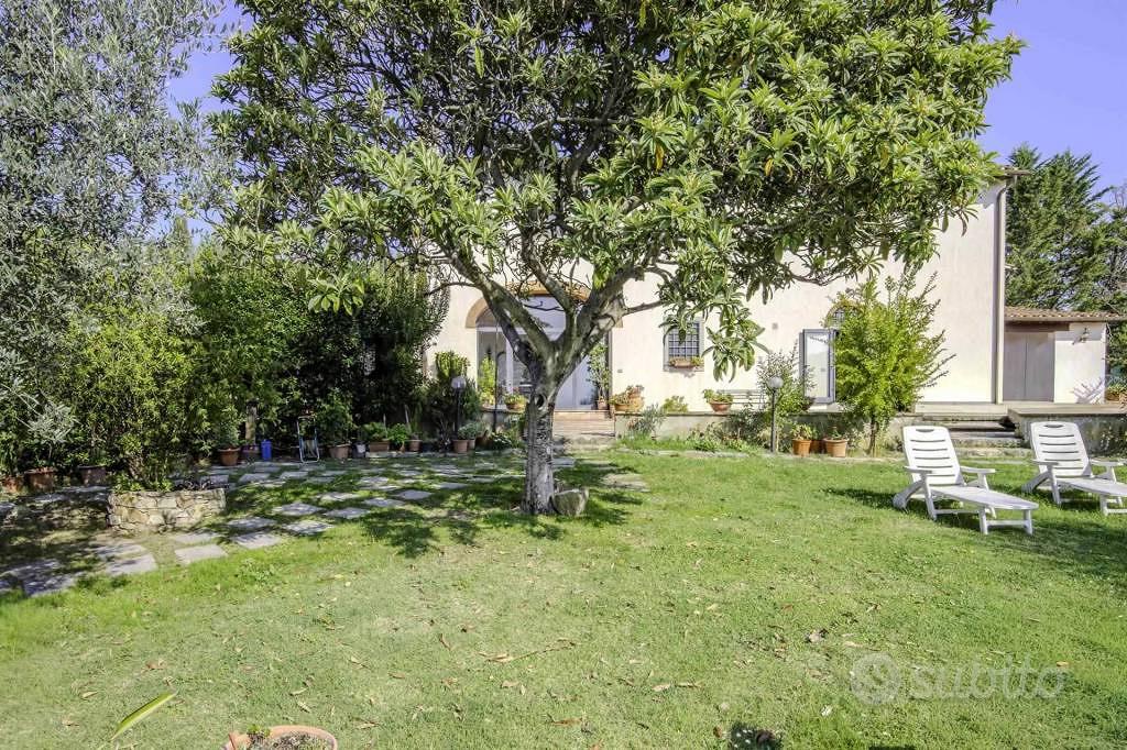Rustico / Casale di 300 m² con più di 5 locali a F - Vista 4