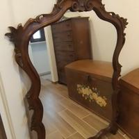 Specchio con cornice in legno