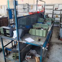 Vari attrezzi e attrezzature per officina e