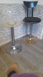 Sgabelli uno in plexiglas e l'altro in legno