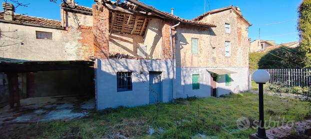 Porzione di casa con giardino da ristrutturare