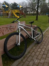 bici mtb wheelie