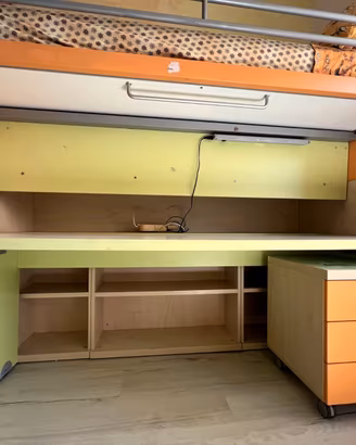 Letto soppalco con scrivania estraibile e libreria