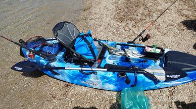 Kayak da pesca attrezzato con motore elettrico