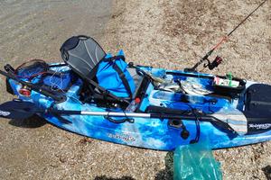 Kayak da pesca attrezzato con motore elettrico