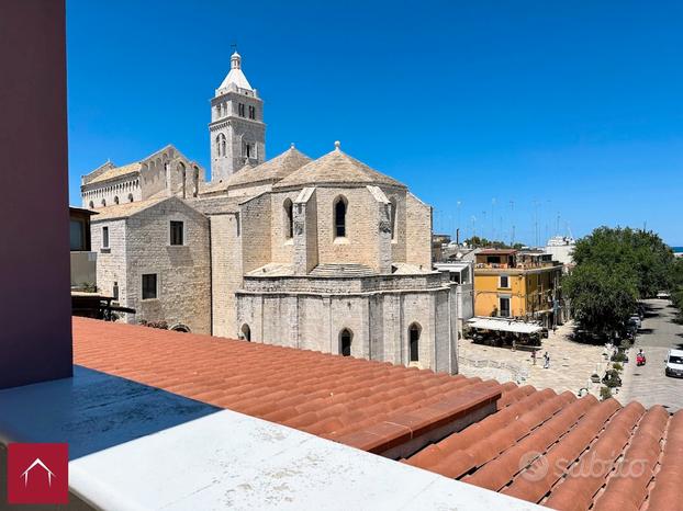 Quadrilocale vista cattedrale, castello e mare