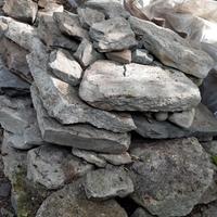 Sassi, pietroni, piode,  beole, ciotoli