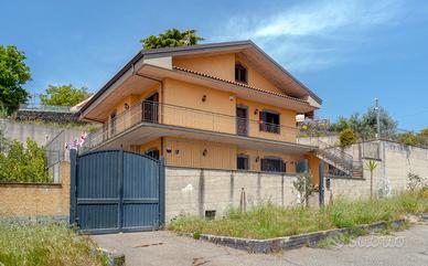 07 Pedara, villa singola mq 316 con ampio terreno