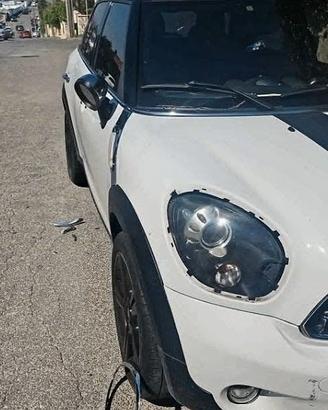 mini countryman  incidentata