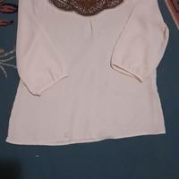 Blusa bianca elegante con scollo decorato pailette