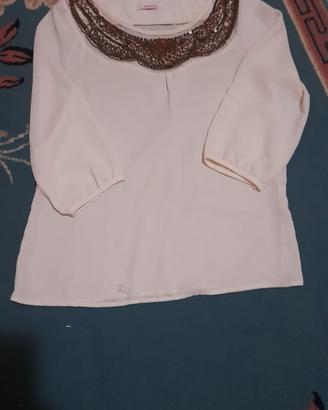 Blusa bianca elegante con scollo decorato pailette