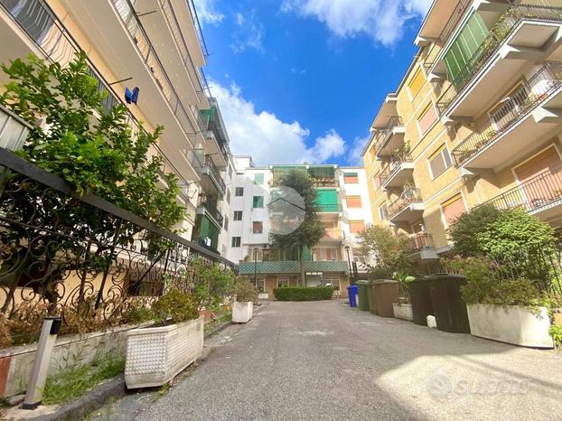 4 LOCALI A POZZUOLI