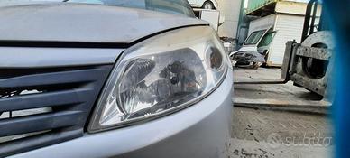 DACIA SANDERO 2009 - FARO ANTERIORE SINISTRO