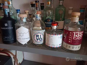 Bottiglie vuote di gin 