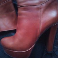 Stivali in pelle naturale.