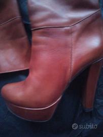 Stivali in pelle naturale.