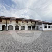 Casale Rustico a Massanzago con Ampio Terreno e De