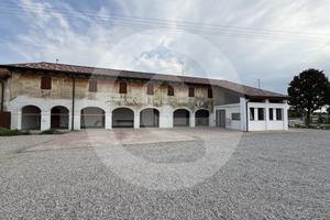 Casale Rustico a Massanzago con Ampio Terreno e De