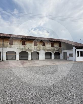 Casale Rustico a Massanzago con Ampio Terreno e De
