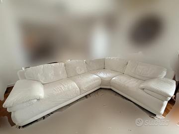 Divano angolare in vera pelle.