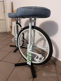 Sgabelli a forma di bicicletta e fodera in jeans