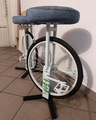 Sgabelli a forma di bicicletta e fodera in jeans