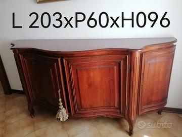 Credenza in legno in stile classico