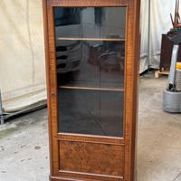 Credenza antica con vetro