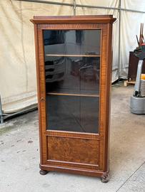 Credenza antica con vetro