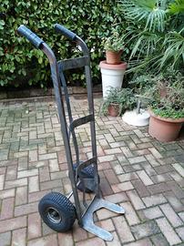 Carrello con ruote pneumatiche. 