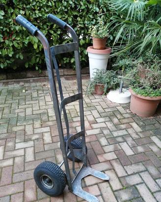 Carrello con ruote pneumatiche. 