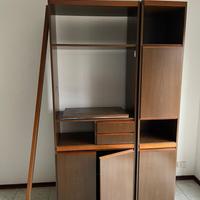 Armadio sala con ante e ripiani